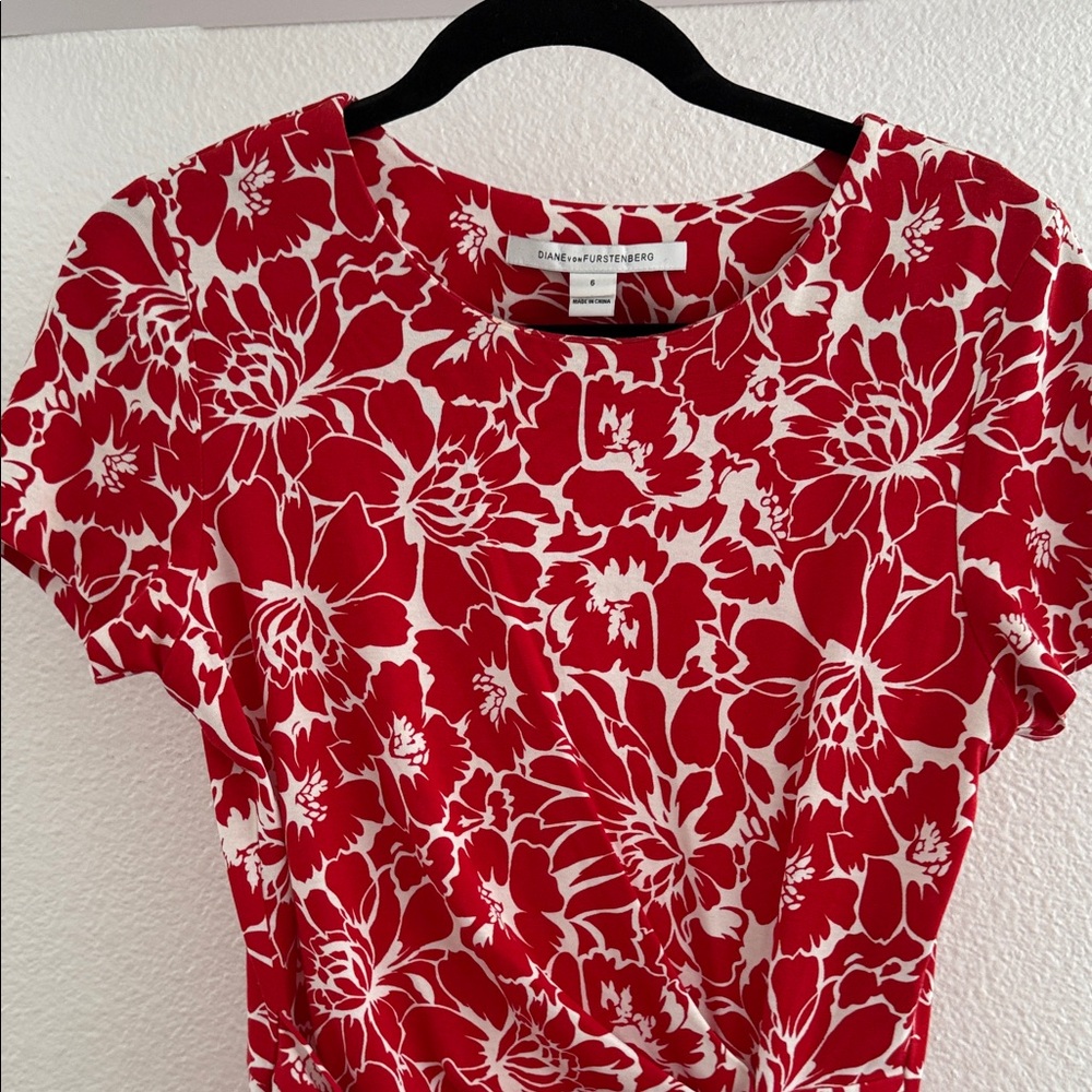 Diane Von Furstenberg Red and White Floral Short Sleeve dress